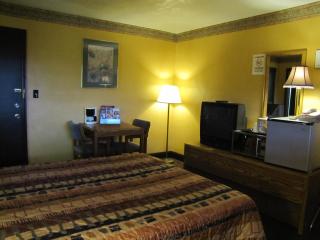 Colonial Inn Mercer-Grove City - 7