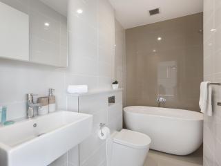 As the Sun Sets - Modern and Spacious 2BR Zetland Apartment Facing the Setting Sun - Sydney - 3