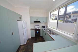 Shiloh Holiday House, 14 East Street - Crescent Head - 4