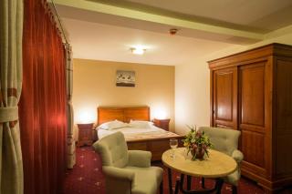 Red Hotel - 0
