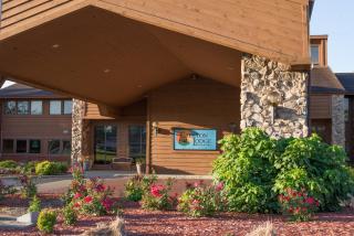 Carlton Lodge Hotel and Suites - 3