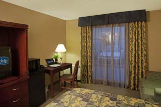 Travelodge by Wyndham Oshawa Whitby - Oshawa - 4