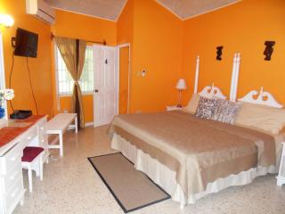 Whistling Villa Runaway Bay - Runaway Bay - 1