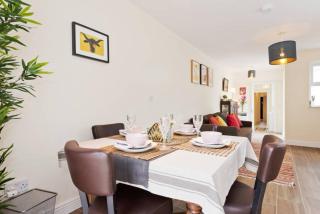 Charming Riverside Apartment - Minutes from City - 4