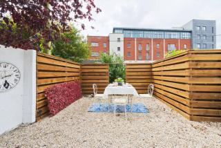 Charming Riverside Apartment - Minutes from City - 3