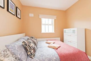 Charming Riverside Apartment - Minutes from City - 1