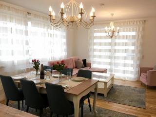 White Vintage Park View Apartment - Wenen - 0