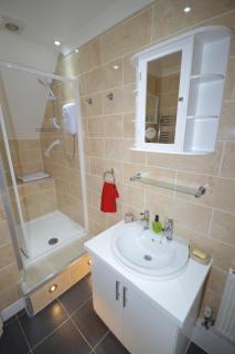 Whole House - Sleeps 5 - near town centre - off road parking - Hinckley - 6
