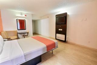 Motel 6-Addison, TX - Dallas - 2