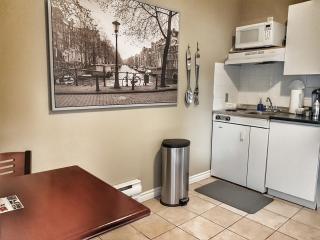 Cozy 1-Bedroom Suite #17 by Amazing Property Rentals - Gatineau - 8