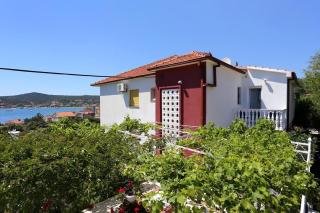 Apartments by the sea Vinisce, Trogir - 10241 - Vinišće - 3