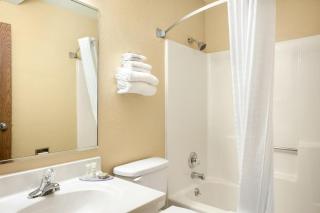 Super 8 by Wyndham Burlington - Burlington - 1