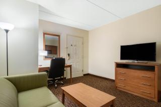 Clarion Hotel & Suites University-Shippensburg - Shippensburg - 2
