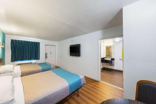 Motel 6-Grand Prairie, TX - Interstate 30 - 5