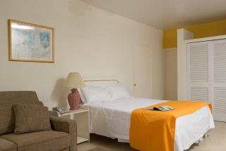 Bird Rock Beach Hotel - 4