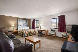 Super 8 by Wyndham Bozeman - Bozeman - 1