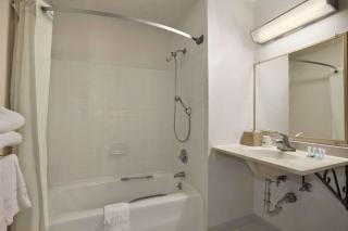Travelodge by Wyndham Muskegon - Muskegon - 7