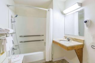 Super 8 by Wyndham East Stroudsburg - Poconos - 3