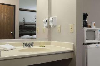 Super 8 by Wyndham Manistee - 1