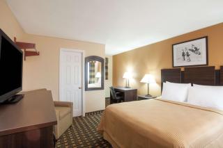 Travelodge by Wyndham South Burlington - 1