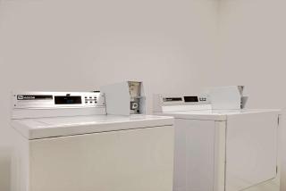 Super 8 by Wyndham Riverside/Kansas City - 4