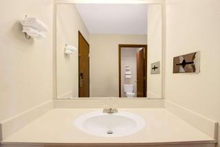 Super 8 by Wyndham Riverside/Kansas City - Kansas City - 6