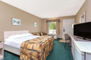 Super 8 by Wyndham Golden - 4