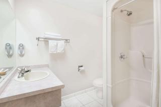 Super 8 by Wyndham Ambassador Bridge Windsor ON - Windsor - 2