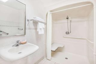 Super 8 by Wyndham Ambassador Bridge Windsor ON - Windsor - 3