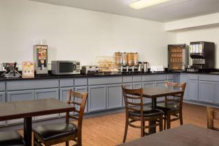 Travelodge by Wyndham Edmonton West - Edmonton - 1