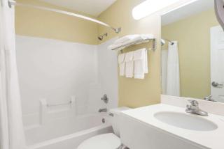 Super 8 by Wyndham Indianapolis/NE/Castleton Area - Indianápolis - 1