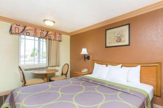 Super 8 by Wyndham Azusa - Azusa - 1