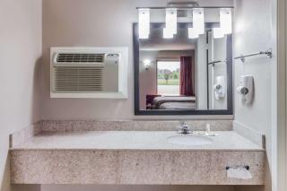 Super 8 by Wyndham Mt. Pleasant TX - 1