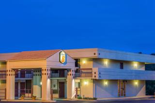 Super 8 by Wyndham Commerce - Commerce - 8