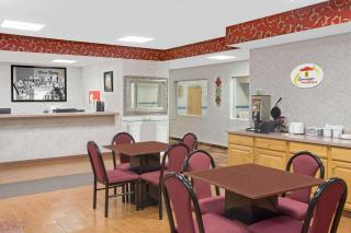 Super 8 by Wyndham Three Rivers - 9