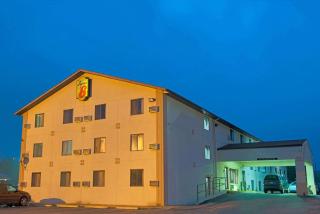 Super 8 by Wyndham Eureka/Six Flags Nearby - Eureka - 0