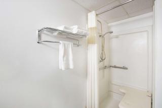 Travelodge by Wyndham Great Bend - Great Bend - 1