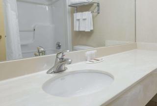 Howard Johnson by Wyndham Toronto Downtown West - 2