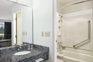 Super 8 by Wyndham Kamloops East - 6