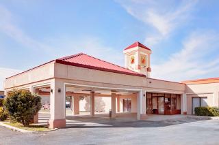 Super 8 by Wyndham Plainview - Plainview - 0