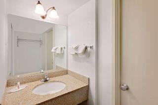 Super 8 by Wyndham Plainview - Plainview - 1