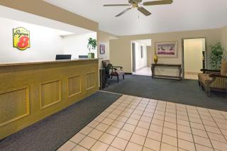 Super 8 by Wyndham Windsor - Windsor - 8
