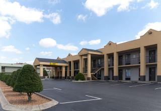 Super 8 by Wyndham Clarksville Northeast - Clarksville - 0