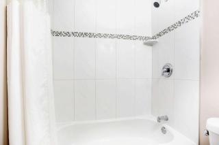 Howard Johnson by Wyndham Downtown Kamloops - 2