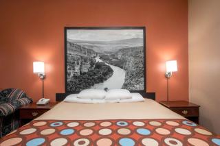 Super 8 by Wyndham Bastrop TX - 2