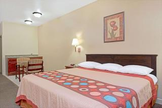 Super 8 by Wyndham St. Louis Airport - Woodson Terrace - 6