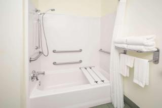 Microtel Inn & Suites by Wyndham - Tifton - 5
