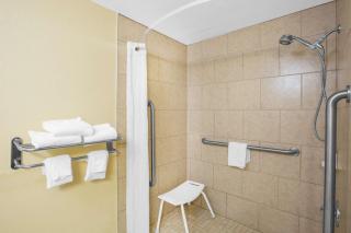 Super 8 by Wyndham Clive IA - Clive - 6