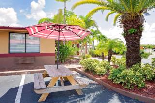Knights Inn Port Charlotte - Yonkers - 2
