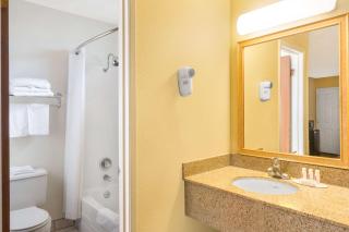Super 8 by Wyndham Corning - Corning - 3